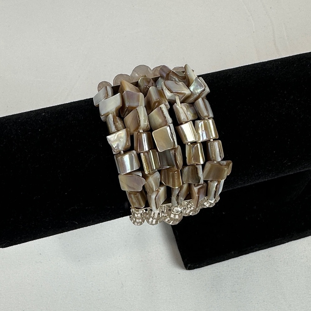 Elegant Shell & Bead Bracelet